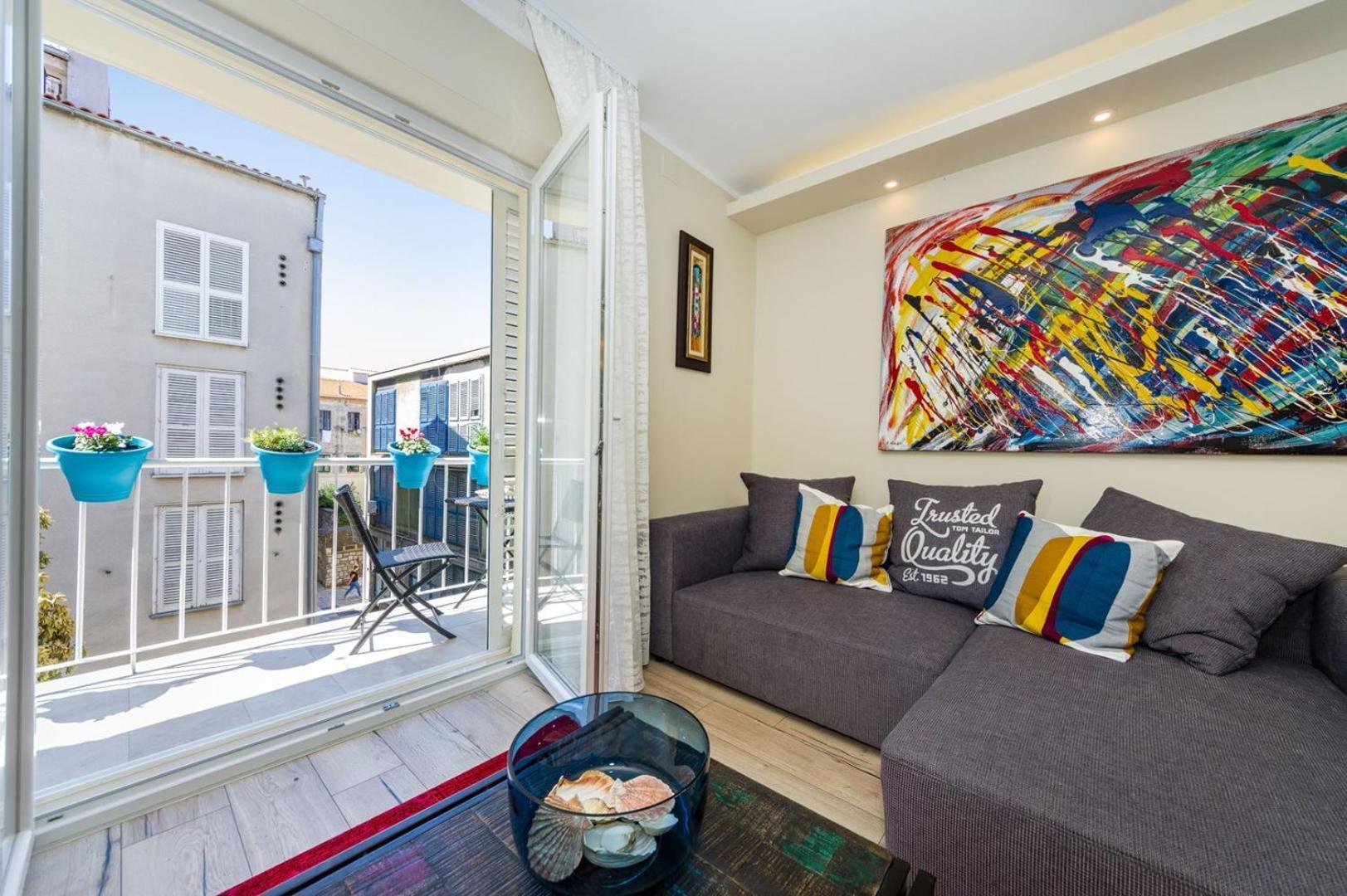 Ema 2br Apt. In Old Town Centre Apartman *