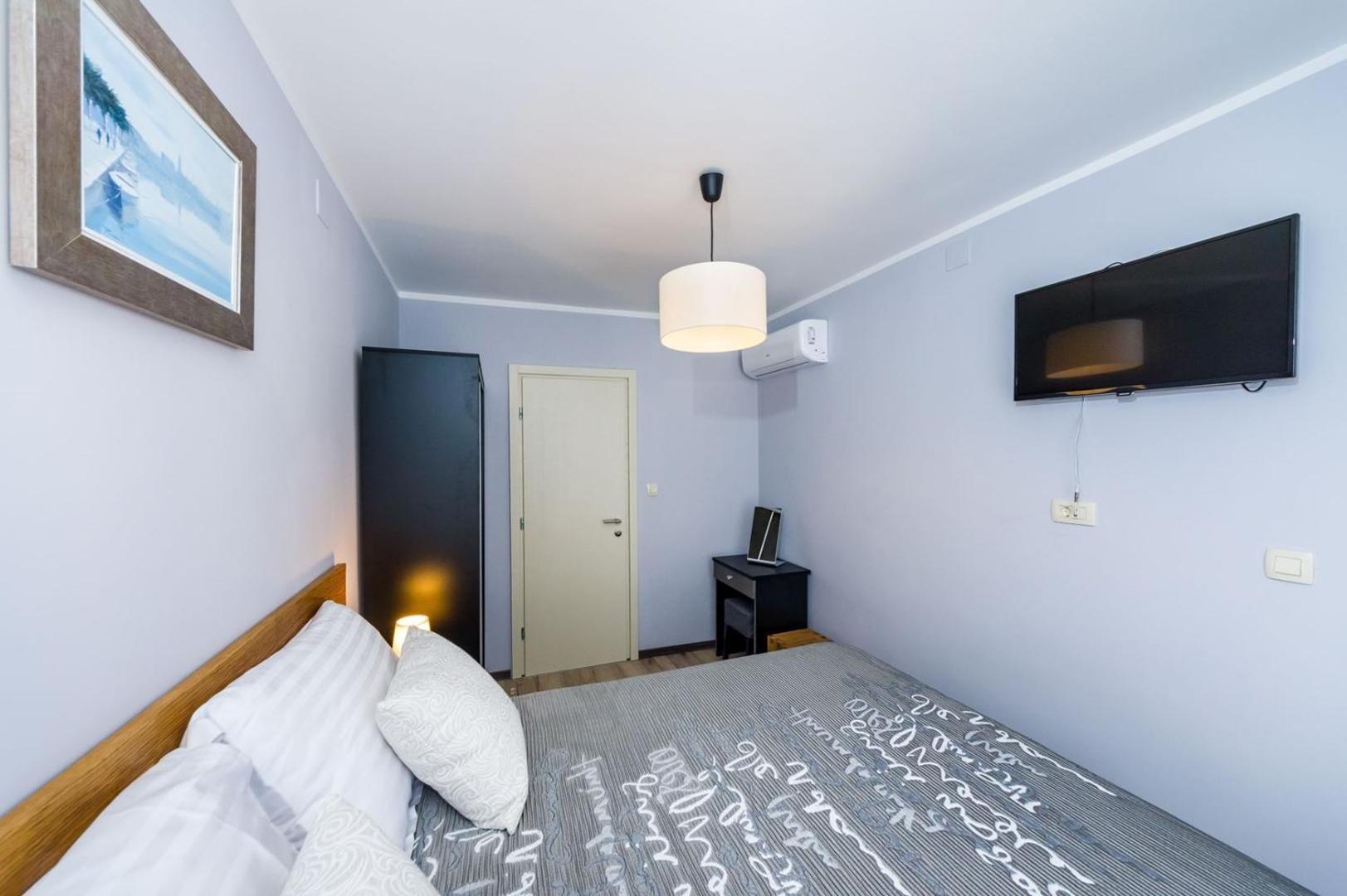Ema 2br Apt. In Old Town Centre Apartment