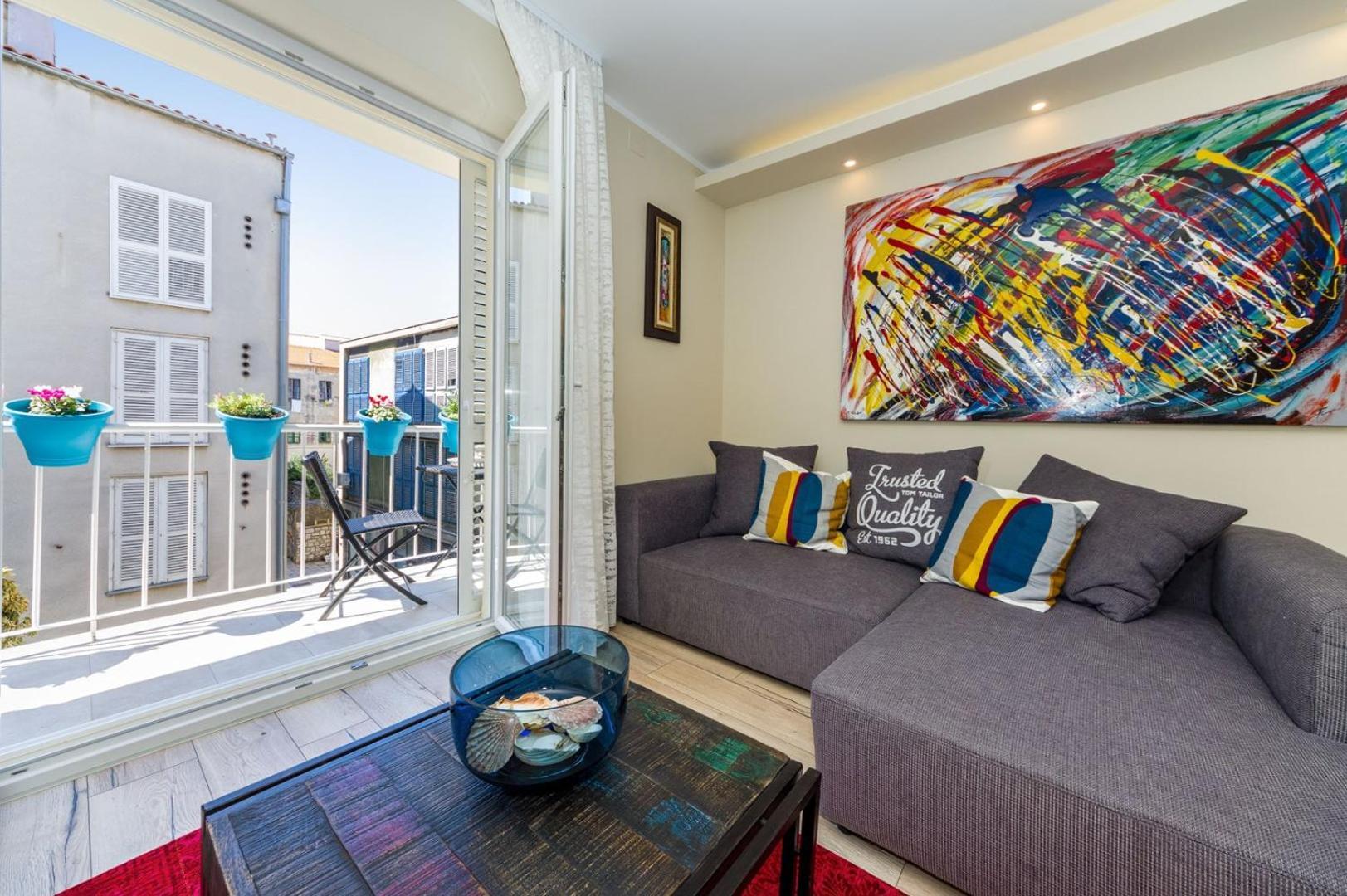 Ema 2br Apt. In Old Town Centre Apartment